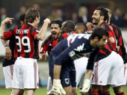 Antonio Cassano celebra con su equipo tras marcar el segundo gol ante Sampdoria. REUTERS  /