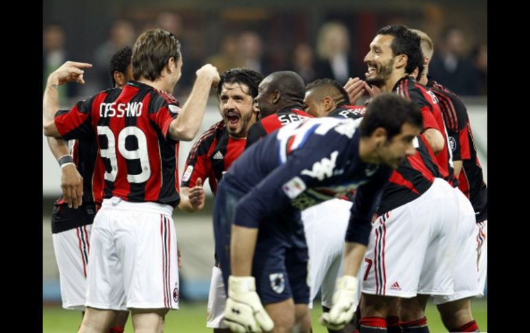 Antonio Cassano celebra con su equipo tras marcar el segundo gol ante Sampdoria. REUTERS  /