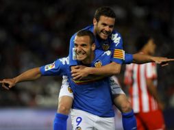 El delantero del Valencia CF Roberto Soldado, celebra con Juan Manuel Mata tras anotar gol. EFE  /