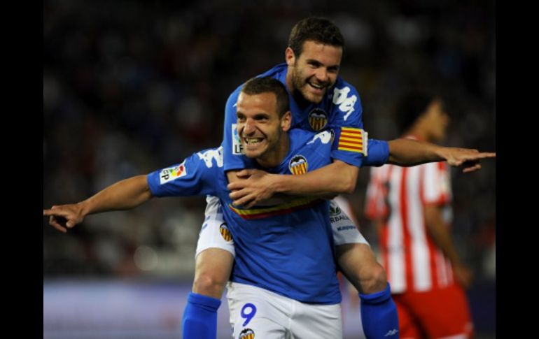 El delantero del Valencia CF Roberto Soldado, celebra con Juan Manuel Mata tras anotar gol. EFE  /