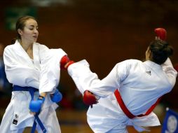 Yadira Lira, líder del equipo de Karate femenil, durante un encuentro ante Carmen Gutiérrez. MEXSPORT  /