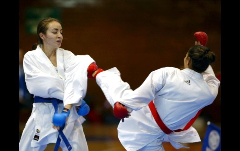 Yadira Lira, líder del equipo de Karate femenil, durante un encuentro ante Carmen Gutiérrez. MEXSPORT  /