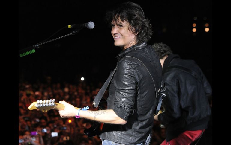 Saúl Hernández, líder  y voz de Caifanes, ante una multitud entregada en el Festival de Coachella.AFP  /