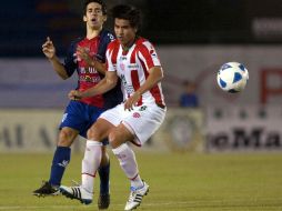 Fernando Navarro (izq.) y Obed Rincón en el duelo de estadio Andrés Quintana Roo. MEXSPORT  /