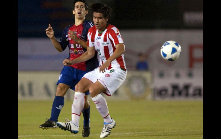 Fernando Navarro (izq.) y Obed Rincón en el duelo de estadio Andrés Quintana Roo. MEXSPORT  /