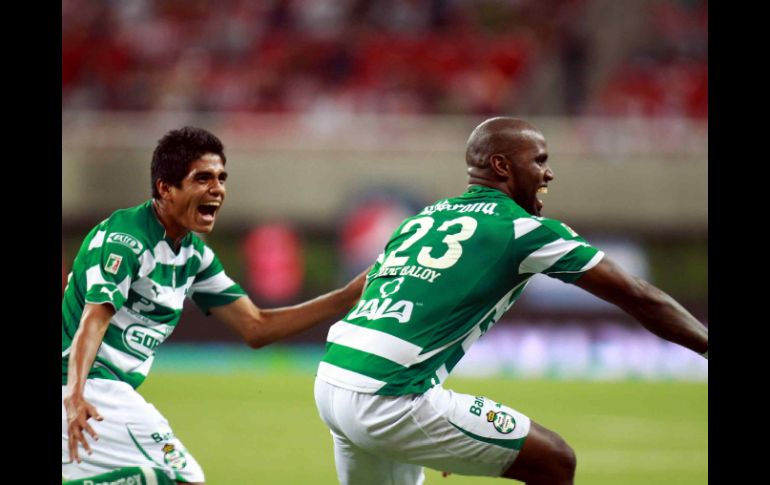 Baloy (der.) celebra su anotación que cayó en tiempo de compensación y que amargó la noche a miles de chivas. MEXSPORT  /