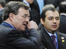 Jim Flaherty, funcionario canadiense y Ernesto Cordero, secretario de Hacienda, en la reunión del FMI y el Banco Mundial. REUTERS  /