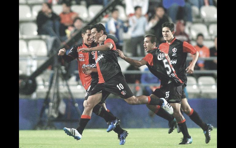 Alfredo Moreno (10) festeja con sus compañeros el gol del triunfo ante Pachuca. MEXSPORT  /