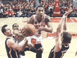 El jugador de los Bulls de Chicago, Derrick Rose, se dirige a la canasta ante la marca de Mike varios rivales. EFE  /