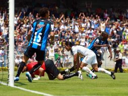 Palencia (centro de blanco) anticipó a la defensa y al portero de Querétaro para anotar el primer gol. MEXSPORT  /