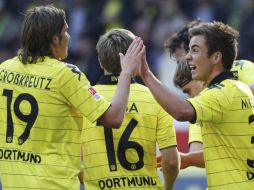 El jugador del Borussia Dortmund, Mario Goetze (2d), celebra con sus compañeros el gol conseguido. EFE  /