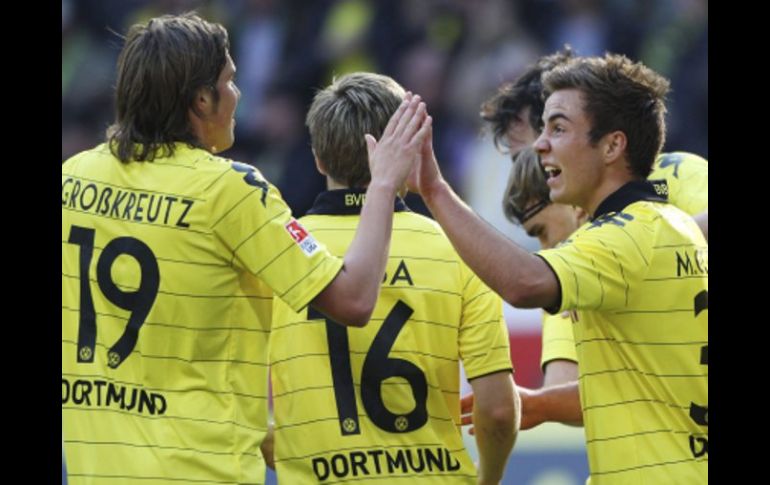 El jugador del Borussia Dortmund, Mario Goetze (2d), celebra con sus compañeros el gol conseguido. EFE  /