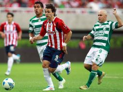 Omar Arellano busca ganar el balón a su oponente de Santos Laguna, Rodrigo Ruíz.  MEXSPORT  /