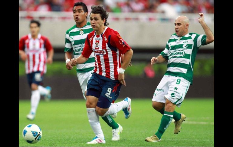 Omar Arellano busca ganar el balón a su oponente de Santos Laguna, Rodrigo Ruíz.  MEXSPORT  /