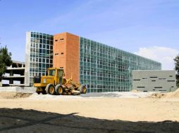 El primer edificio de la nueva sede del CUCSH está casi listo, falta suministro eléctrico y terminar el estacionamiento. E. PACHECO  /