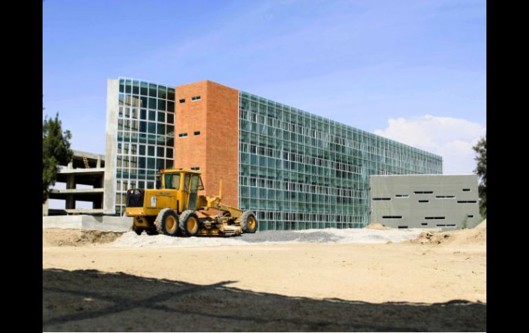 El primer edificio de la nueva sede del CUCSH está casi listo, falta suministro eléctrico y terminar el estacionamiento. E. PACHECO  /