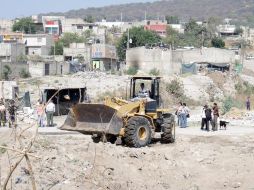 Con maquinaria se buscar liberar el cauce del arroyo de El Garabato, de donde se desalojó a cerca de 100 personas. E. BARRERA  /