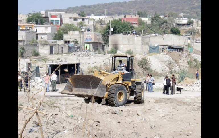 Con maquinaria se buscar liberar el cauce del arroyo de El Garabato, de donde se desalojó a cerca de 100 personas. E. BARRERA  /