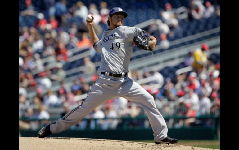 El lanzador mexicano, Yovani Gallardo, durante el encuentro ante Washington Nationals. AFP  /