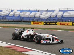 Sergio Pérez corre la sesión clasificatoria del Gran Premio de China de Fórmula 1, en Shanghai. EFE  /