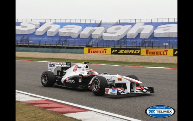 Sergio Pérez corre la sesión clasificatoria del Gran Premio de China de Fórmula 1, en Shanghai. EFE  /