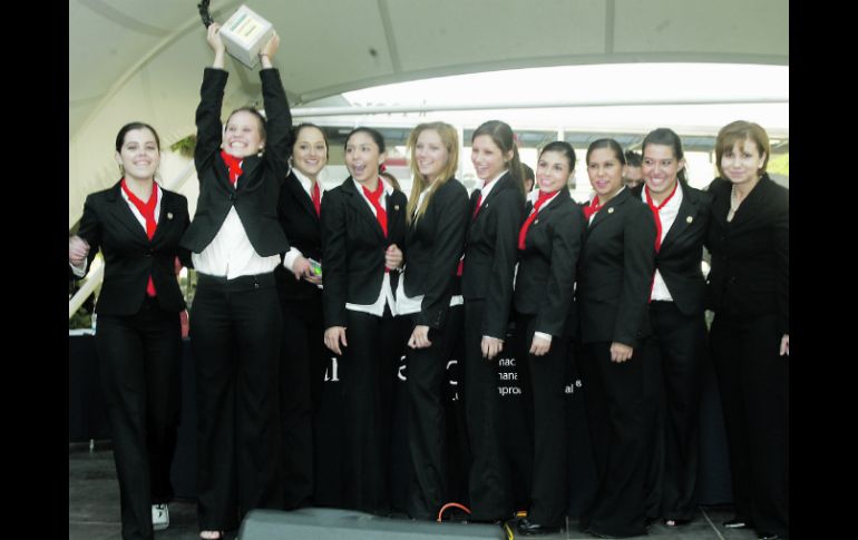 Las alumnas del Colegio Enrique de Ossó levantan el trofeo que las coloca como campeonas del torneo. E. FLORES  /