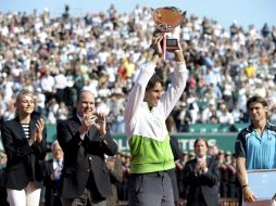 El tenista español levanta el trofeo del Masters de Montecarlo. AP  /