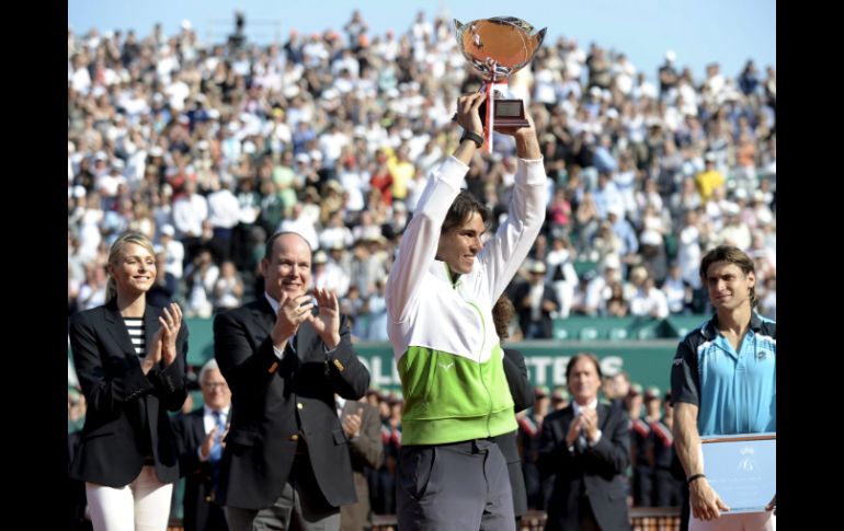 El tenista español levanta el trofeo del Masters de Montecarlo. AP  /