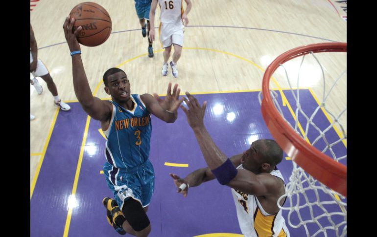 Chris Paul (3), líder de los Hornets de Nueva Orleáns elude la marca de Kobe Bryant, de Los Lakers de Los Ángeles. REUTERS  /