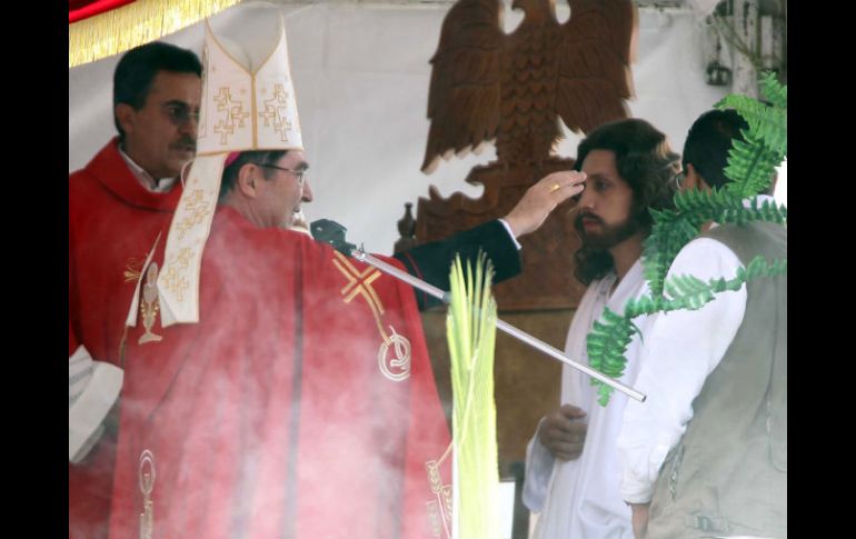 El nuncio apostólico en México, Christophe Pierre, bendijo al Cristo de Iztapalapa personificado por Gilberto Morales. NTX  /