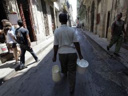 Aspecto de la vida cotidiana en las calles de La Habana. El nuevo modelo prevé la eliminación de subsidios. REUTERS  /