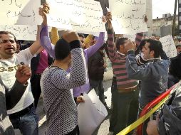 Protestantes gritan consignas en contra de al Asad. ARCHIVO  /