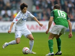 Atsuto Uchida del Schalke 04 será uno de los jugadores que no estarán disponibles para disputar la Copa América. AFP  /