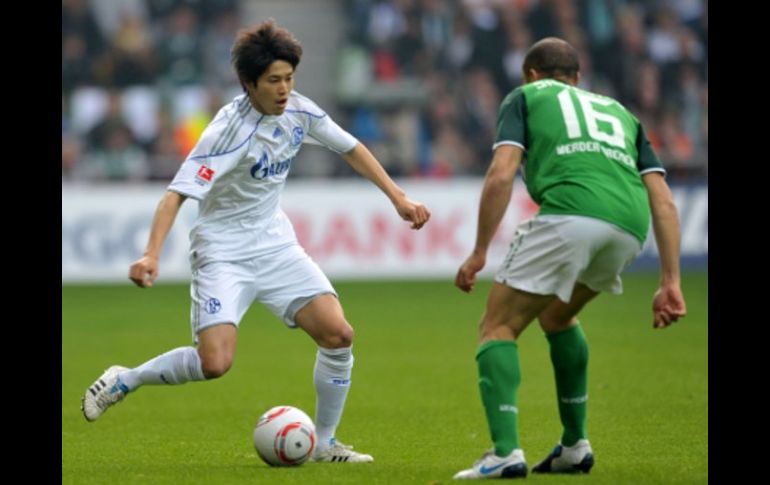 Atsuto Uchida del Schalke 04 será uno de los jugadores que no estarán disponibles para disputar la Copa América. AFP  /