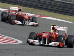 Felipe Massa, de la escudería Ferrari, se sitúa por delante de su compañero Fernando Alonso en la carrera del GP de China. EFE  /