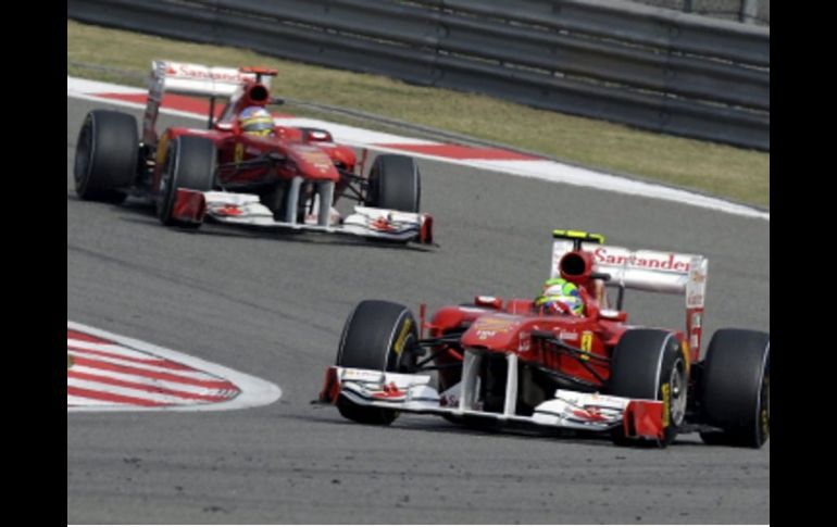 Felipe Massa, de la escudería Ferrari, se sitúa por delante de su compañero Fernando Alonso en la carrera del GP de China. EFE  /