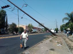 Así quedó el poste de luz después del accidente. M. PATIÑO  /