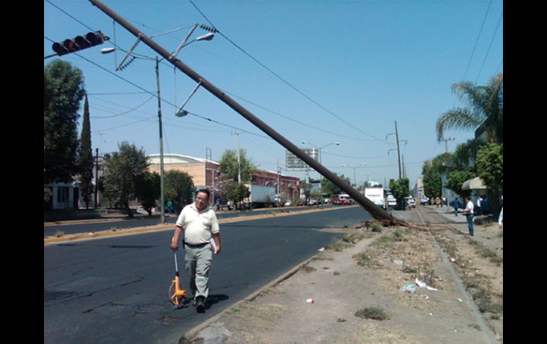 Así quedó el poste de luz después del accidente. M. PATIÑO  /