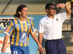 Ignacio Ambriz, entrenador del San Luis (der.) tratará de que su equipo continúe vivo en la Libertadores. MEXSPORT  /