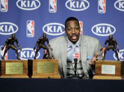 El pívot de los Magic de Orlando, Dwight Howard, posa durante una conferencia con sus tres premios de la NBA. AP  /