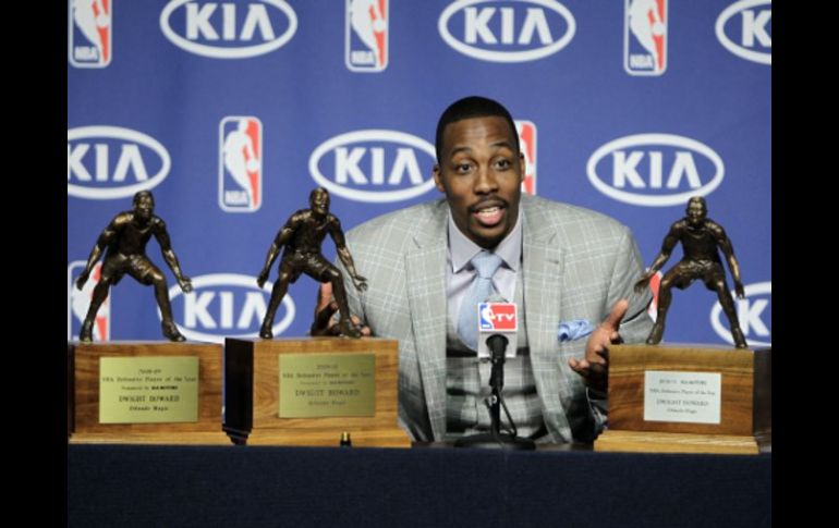 El pívot de los Magic de Orlando, Dwight Howard, posa durante una conferencia con sus tres premios de la NBA. AP  /