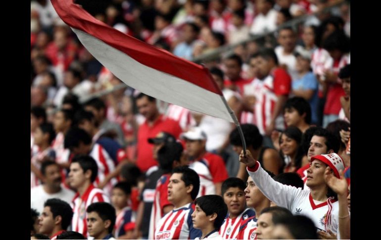 Una multitud de aficionados acompañan al 'Rebaño sagrado' en el partido ante Santos. MEXSPORT  /