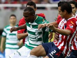 Los jugadores de Chivas durante el encuentro ante el Santos Laguna. MEXSPORT  /