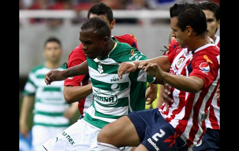 Los jugadores de Chivas durante el encuentro ante el Santos Laguna. MEXSPORT  /