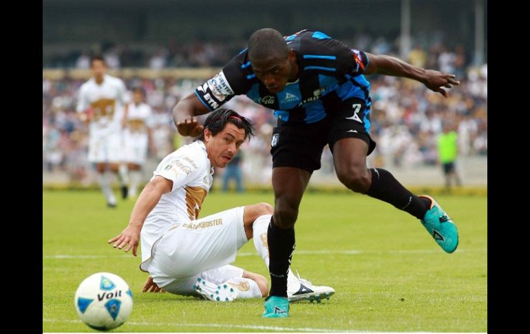 El delantero universitario, Juan Carlos Cacho, durante el encuentro ante Querétaro. MEXSPORT  /