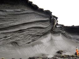 Un científico ante el permagel formado en la costa de la isla de Herschel. EFE  /