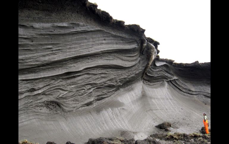 Un científico ante el permagel formado en la costa de la isla de Herschel. EFE  /