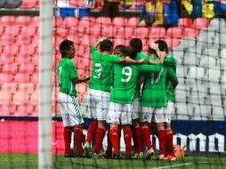 Los jugadores de la Selección mexicana Sub17 festejan la victoria ante Japón. MEXSPORT  /