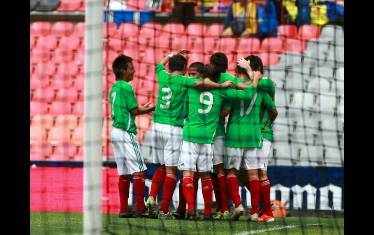 Los jugadores de la Selección mexicana Sub17 festejan la victoria ante Japón. MEXSPORT  /