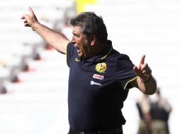 El técnico del América, Carlos Reinoso, durante el partido ante Estudiantes. MEXSPORT  /